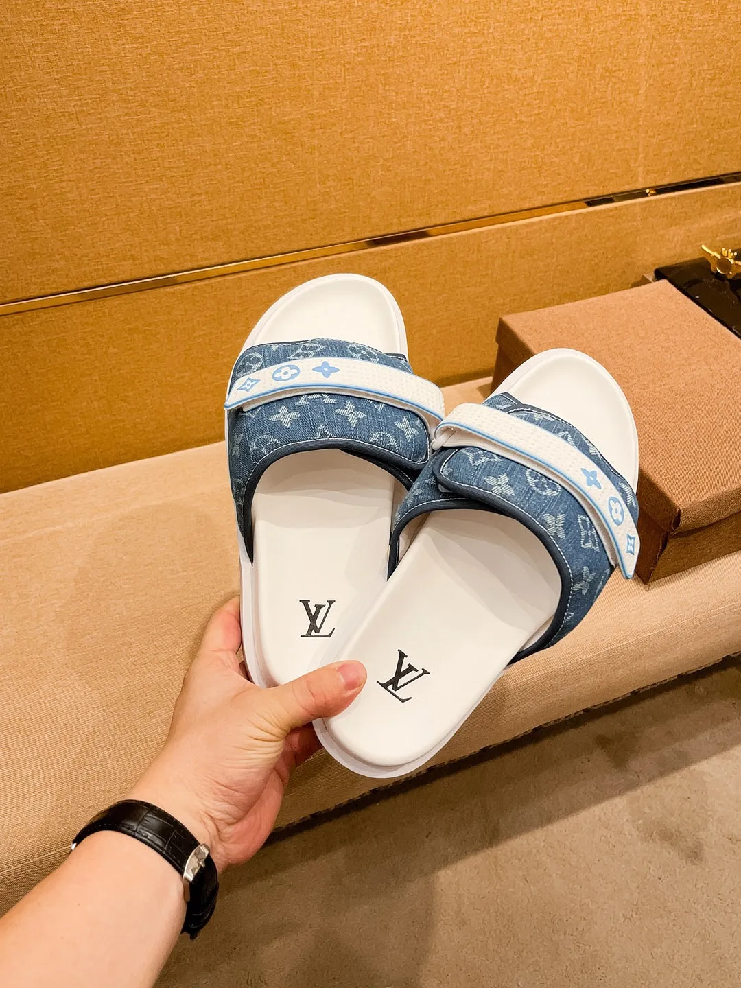 Men's men's shoes 💰 320💰 New model on the market 🔥[LV🔥 Louis Vuitton slippers] High-end 1:1 mold customization, original upgraded version of the outsole, lighter and non-slip. The top quality in the market, fashion focuses on trends, versatile and popular, simple yet tasteful, a must-have for fashionistas, exuding a fashionable and casual atmosphere, fashion is at your feet, full of confidence, the same style at the counter👍The season of spring and summer slippers is here, they are super beautiful to wear, 38-44 3⃣️colors available🔥